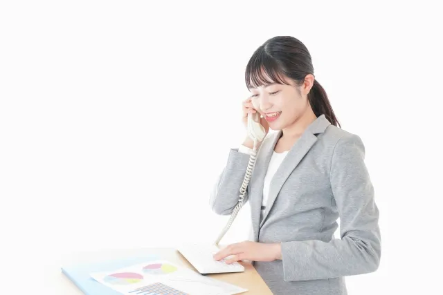 Seseorang terlihat bingung saat belajar bahasa Jepang bisnis.