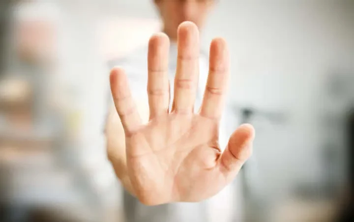 Tanda peringatan bahaya, melambangkan konsekuensi serius dari overstay.