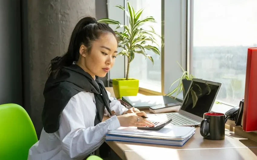 Seorang profesional sedang bekerja di bidang humaniora, seperti penerjemahan atau pemasaran.