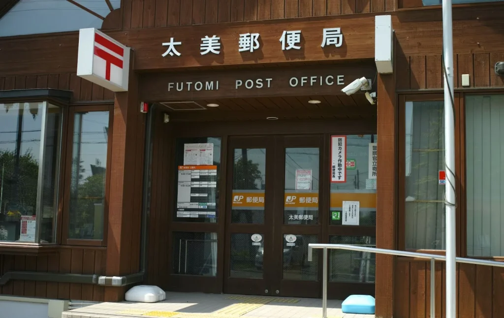 Beberapa ikon yang melambangkan tiga jenis biaya: biaya transfer, biaya kurs, dan biaya bank perantara.