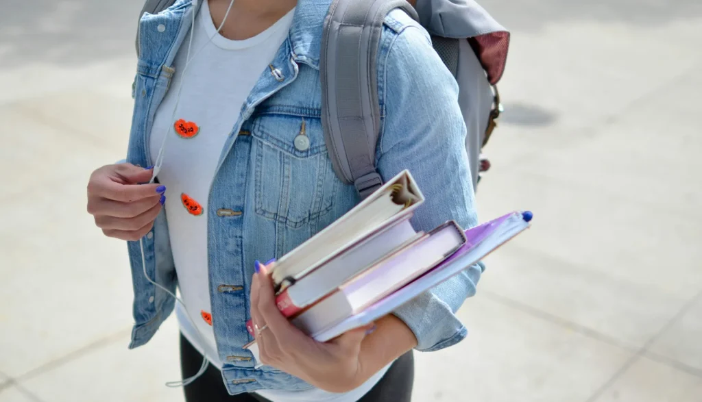 Seorang mahasiswa internasional sedang bekerja paruh waktu di sebuah kafe.