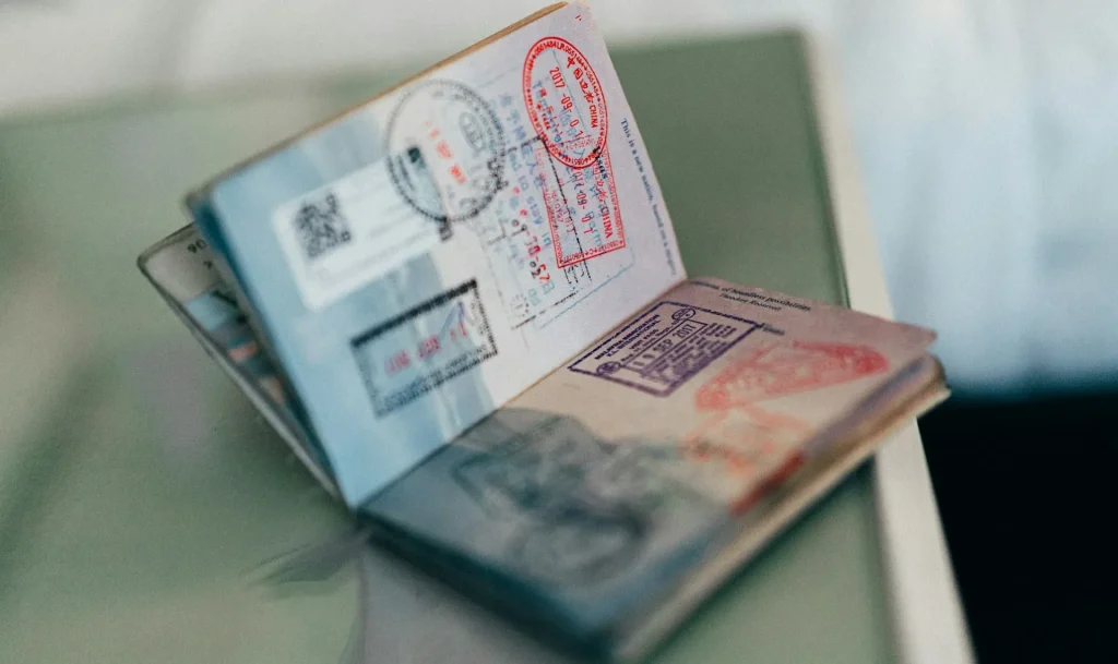 Tanda silang merah di atas sebuah paspor, melambangkan larangan.