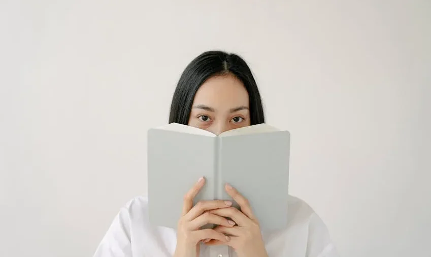 Timbangan yang membandingkan keuntungan dan kerugian.