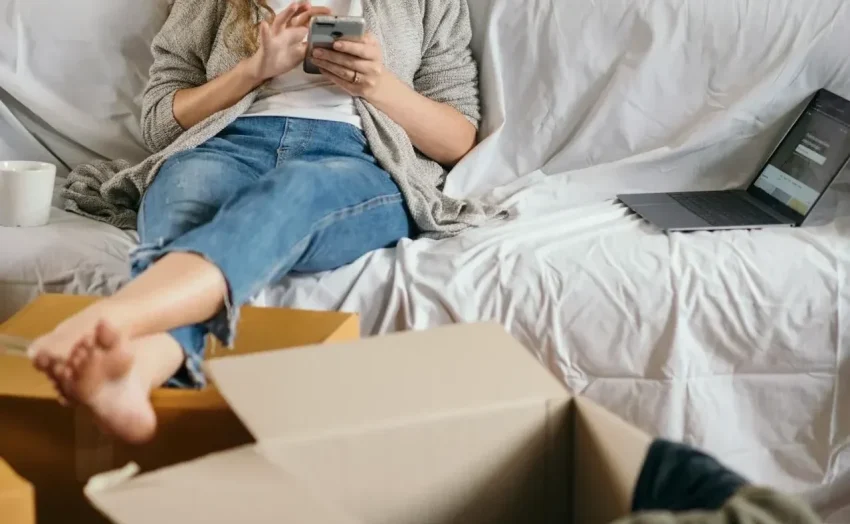 Staf di konter kantor pemerintahan sedang membantu seorang warga.