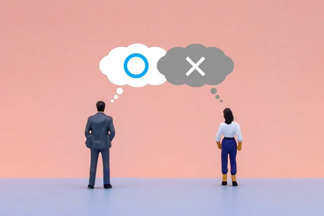 Dua orang pebisnis sedang berdiskusi dengan bahasa yang lebih formal.