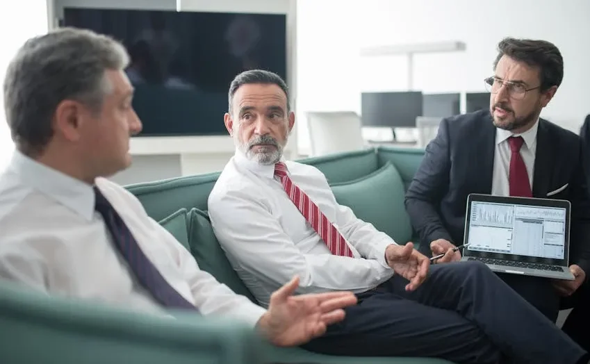 Dua orang pebisnis sedang berjabat tangan, melambangkan tercapainya sebuah kesepakatan.