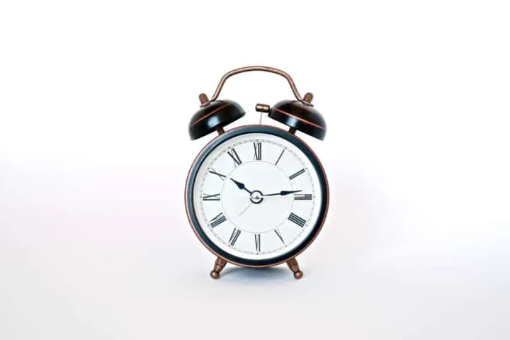 Sebuah jam yang menunjukkan berbagai waktu dalam sehari.