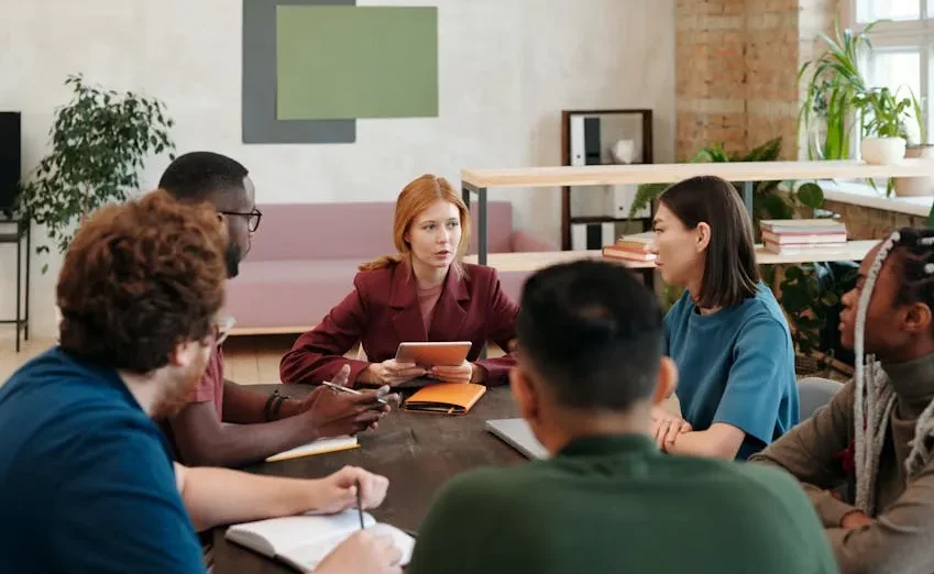 Seorang bawahan sedang mendengarkan arahan dari atasannya dengan saksama.