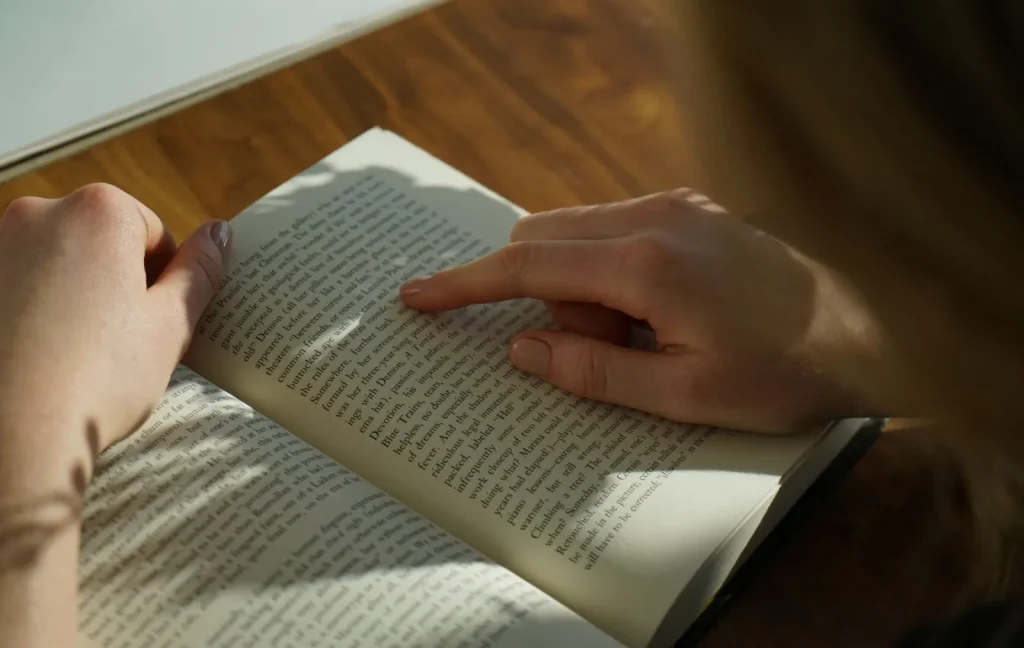 Beberapa orang pebisnis sedang berdiskusi dengan ekspresi wajah yang penuh pertimbangan.