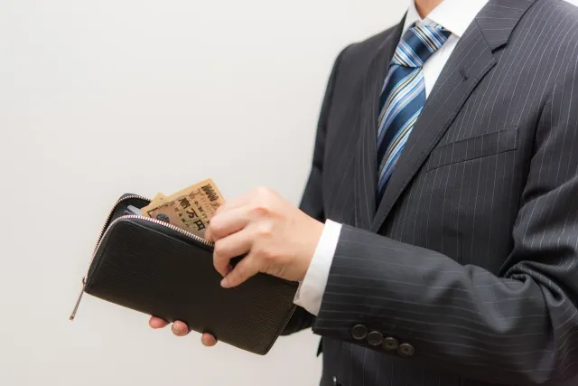 Beberapa orang pebisnis sedang rapat di sebuah kantor modern.