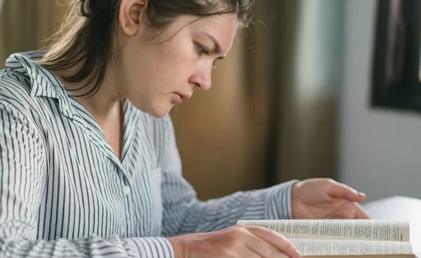 Dua ikon yang melambangkan dua makna berbeda: panah bolak-balik (pergi-pulang) dan tanda sama dengan (impas).