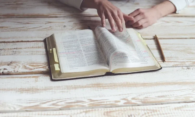 Beberapa gelembung percakapan dengan berbagai sinonim dari 'brainstorming'.