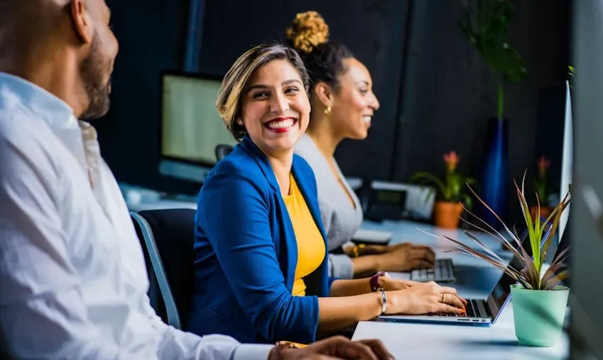 Seorang atasan dan bawahan sedang berbicara