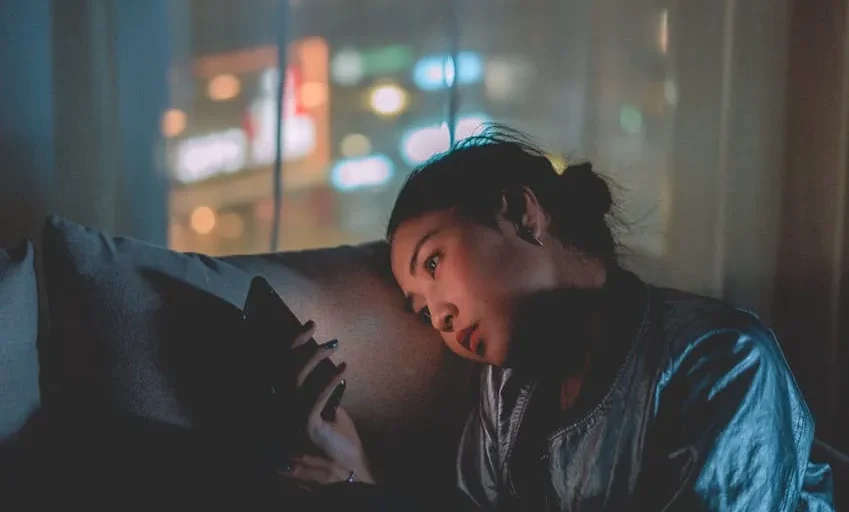 Dua orang sedang tos