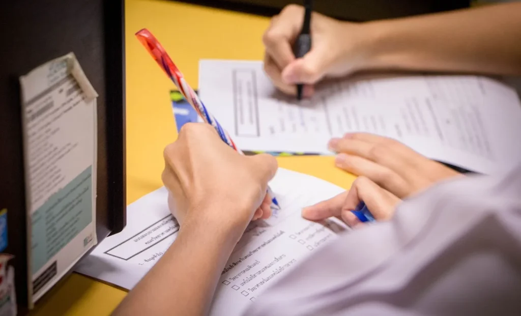 Beberapa orang pebisnis sedang rapat dan melihat sebuah draf dokumen.