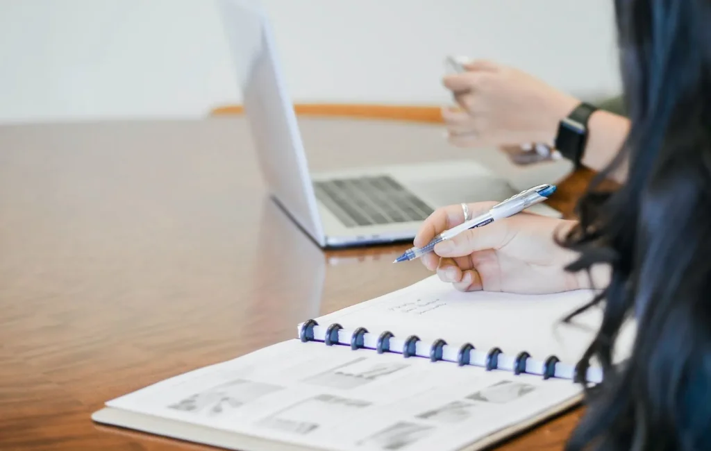 Grafik yang menunjukkan panah menuju sebuah target.