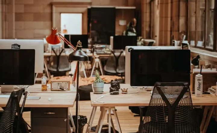 Beberapa orang pebisnis sedang rapat di sebuah kantor modern.