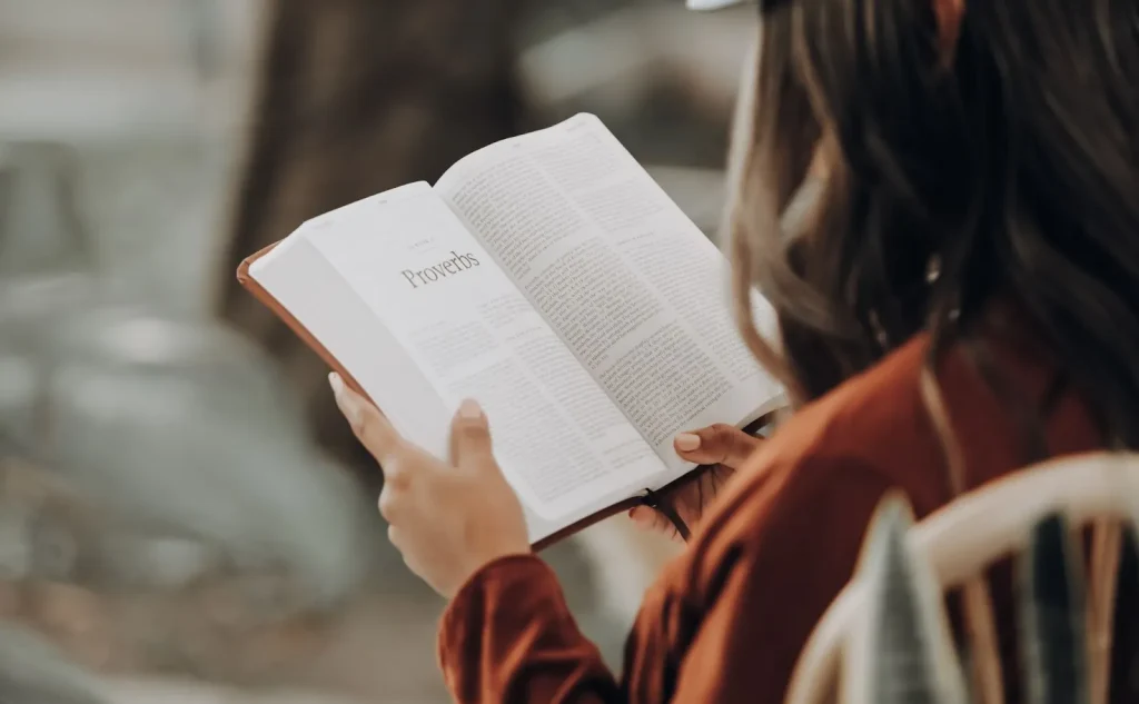 Wanita menunjukkan gestur OK