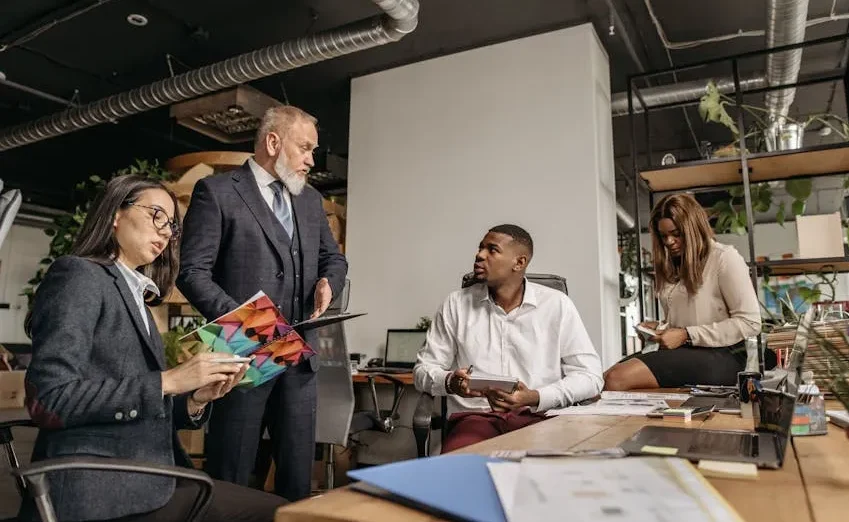 Dua orang pebisnis sedang berjabat tangan