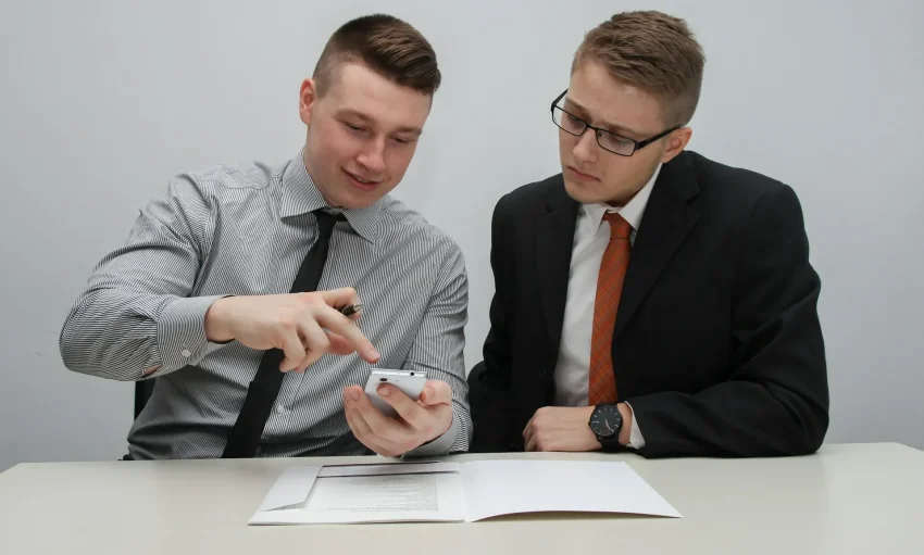 Tiga ikon yang melambangkan Lapor, Informasi, dan Konsultasi.