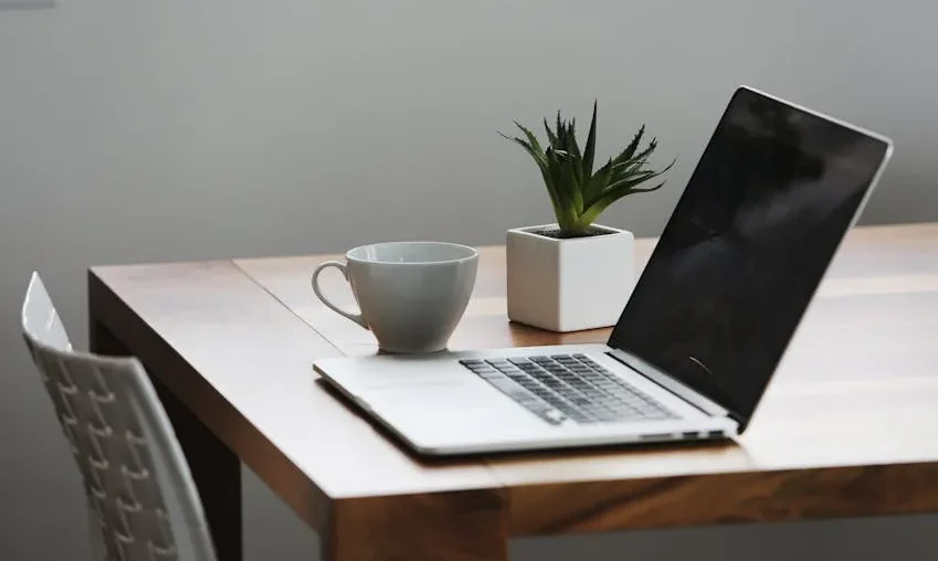 Seseorang menunjuk pada sebuah dokumen, melambangkan tanggung jawab atau penugasan.