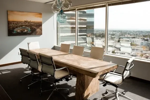 Beberapa gelembung percakapan dengan berbagai sinonim dari 'matā'.