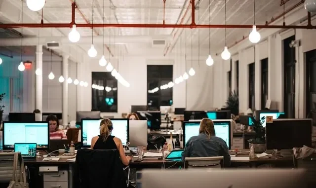 Beberapa orang pebisnis sedang rapat di sebuah kantor modern.