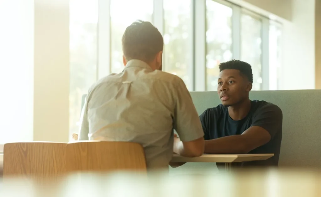 Seseorang sedang berbicara empat mata dengan atasannya di kantor.