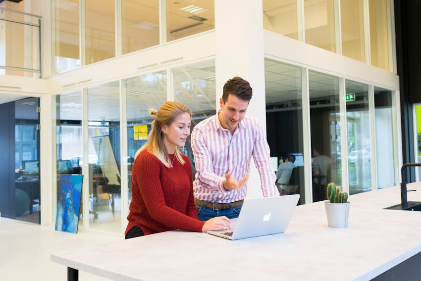 Seorang atasan sedang mentraktir bawahannya makan siang.