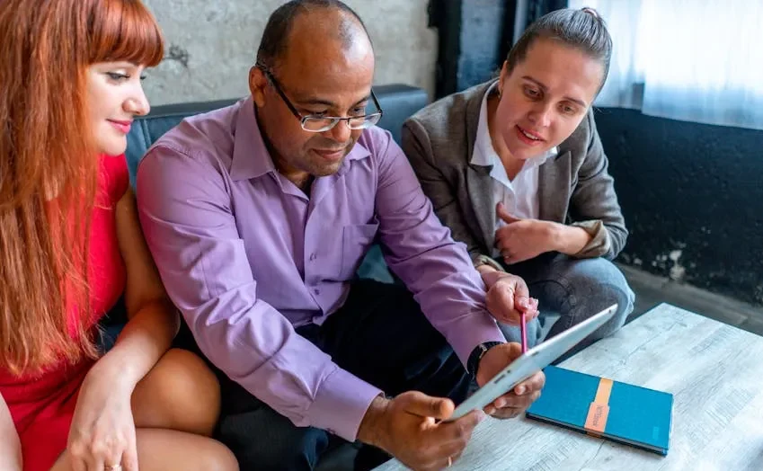 Tanda silang merah yang menunjukkan situasi di mana penggunaan kata 'batabata suru' tidak tepat.