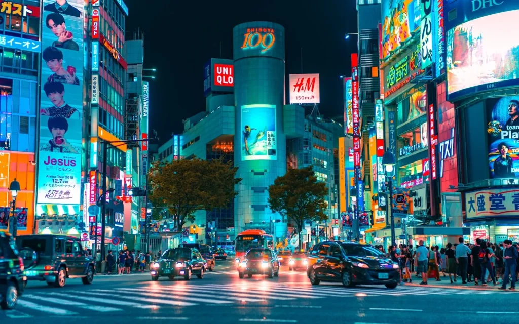 Tumpukan uang koin Yen Jepang dengan sebuah kunci rumah.