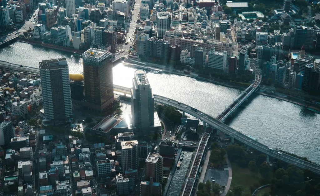 Pemandangan area perumahan yang lebih tenang di salah satu distrik Tokyo.