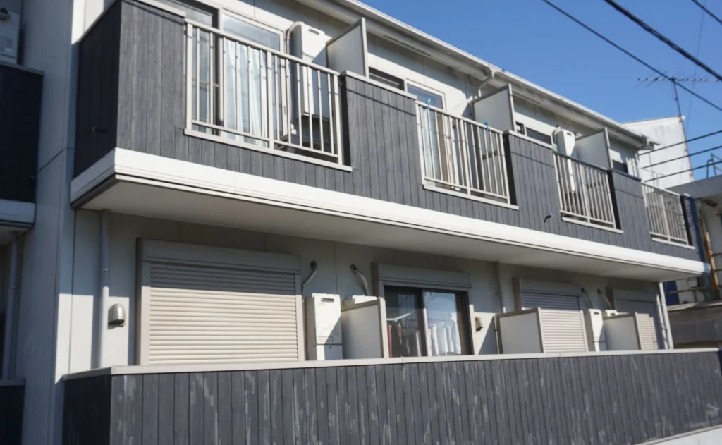 Tumpukan uang koin Yen Jepang dan sebuah celengan babi.