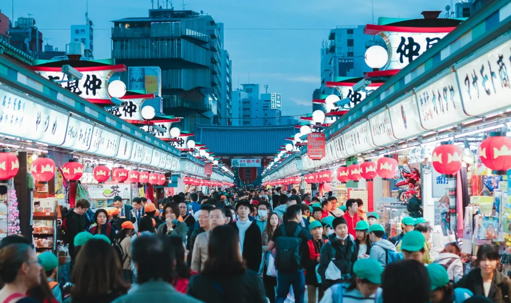 Pemandangan Kuil Senso-ji di Asakusa dengan lampion merah raksasanya.