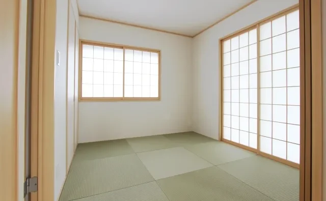 Sebuah ruangan bergaya Jepang (washitsu) dengan lantai tatami yang rapi.