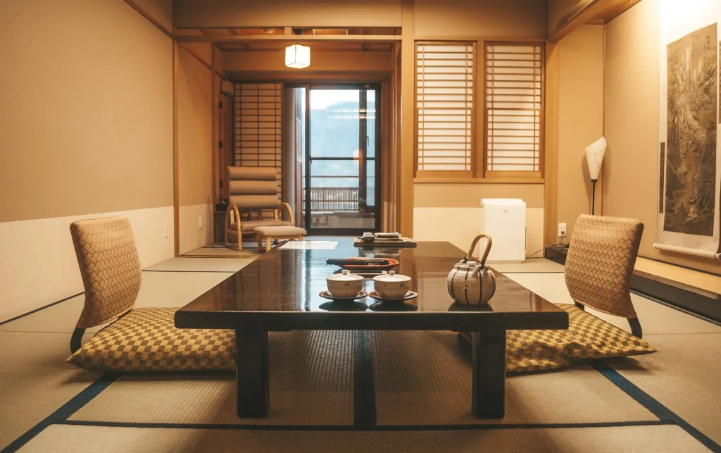 Kaki seseorang yang melangkah dengan hati-hati untuk tidak menginjak pinggiran tatami.