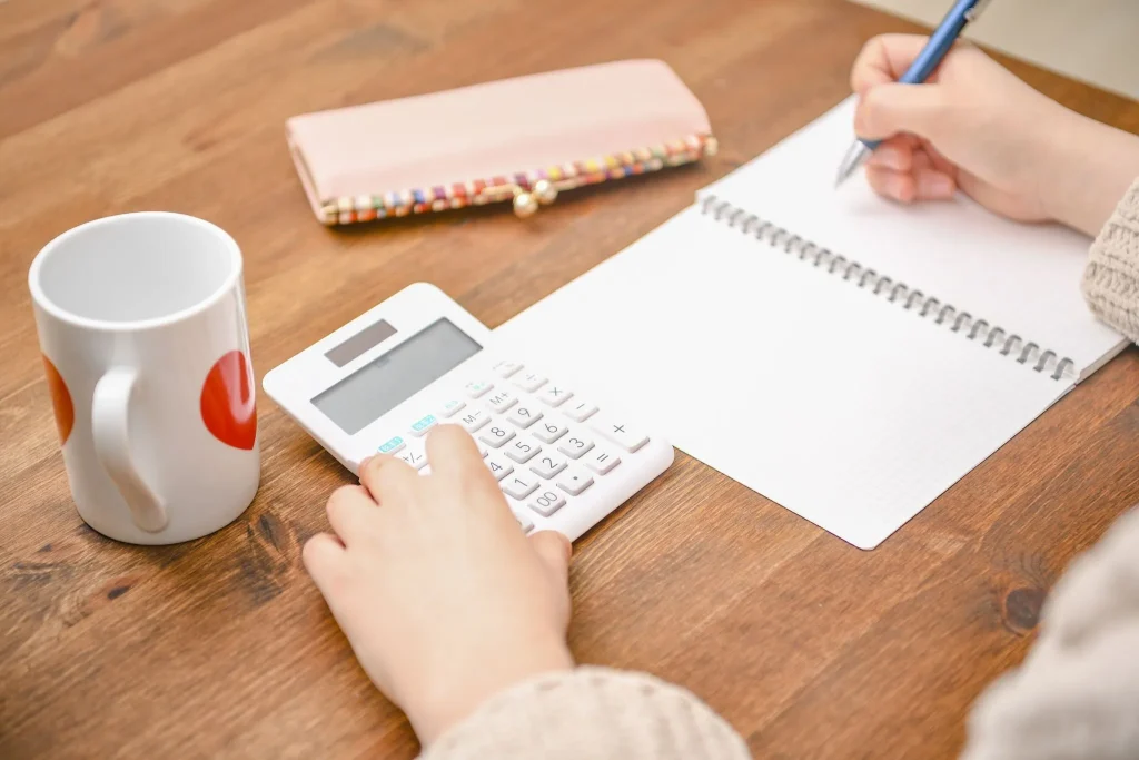 Seseorang sedang membandingkan beberapa penawaran harga.