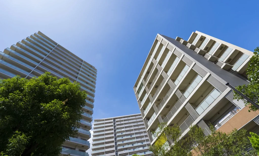 Seekor kecoak di lantai dapur.