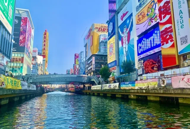 Pemandangan malam hari di distrik Dotonbori, Osaka, dengan papan reklame Glico yang ikonik.
