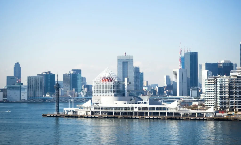Pemandangan area tepi laut di Distrik Koto dengan gedung-gedung modern.
