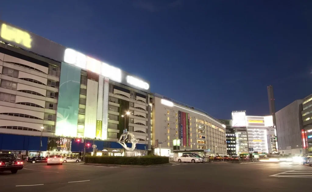 Pemandangan malam hari di Ikebukuro dengan gedung Sunshine City.