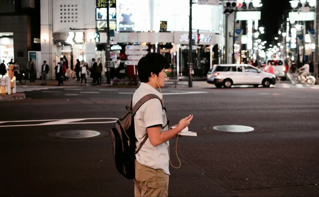 Tumpukan uang koin Yen Jepang dan sebuah kunci rumah.