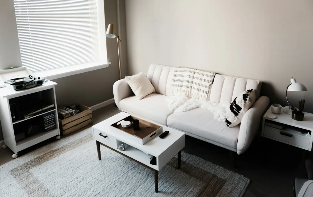 Area lounge yang luas dan stylish di sebuah Social Apartment.