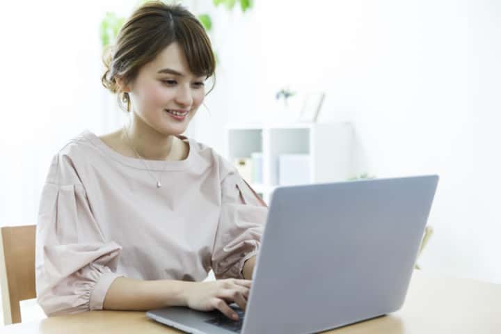 Seseorang sedang mencari informasi provider internet di laptop.