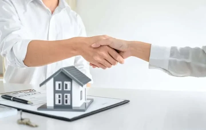 Seseorang sedang menandatangani kontrak sewa.