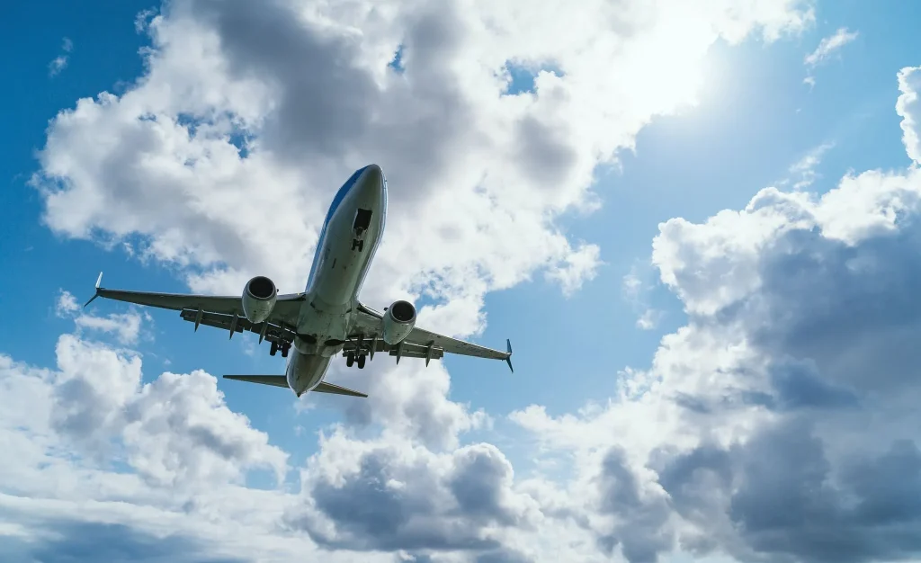 Tumpukan uang kertas Yen Jepang dan sebuah celengan babi.