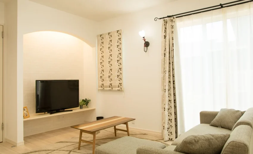 Interior sebuah kamar berukuran 6-jō yang ditata dengan cerdas dan minimalis.