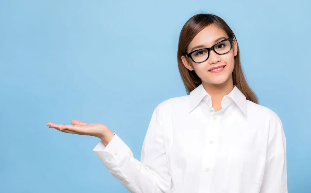 Seseorang sedang menandatangani dokumen polis asuransi.