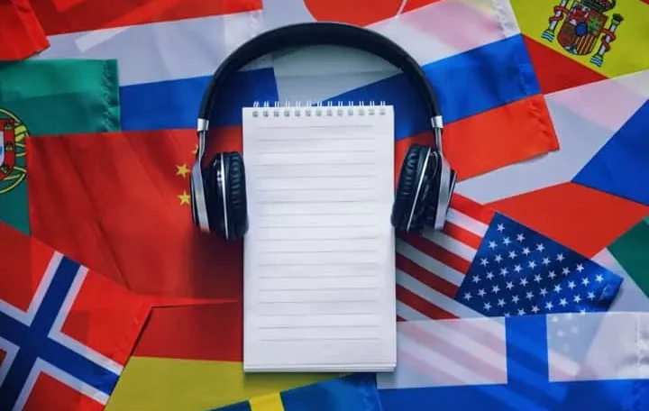 Seorang agen asuransi sedang memberikan konsultasi kepada klien internasional.