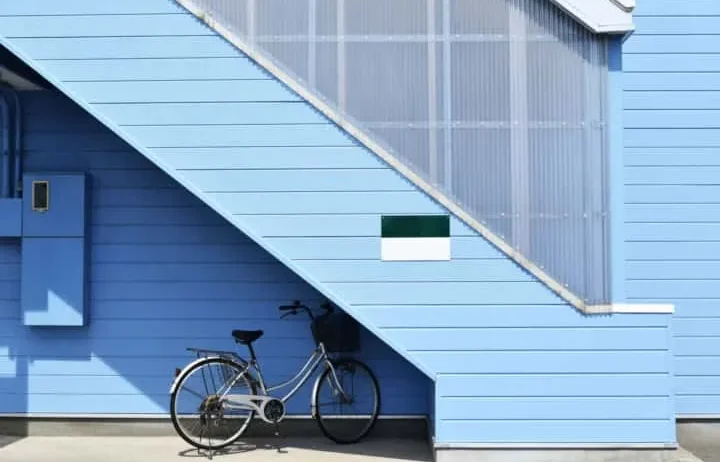 Seseorang terlihat pusing saat melihat tumpukan dokumen pengajuan pinjaman.